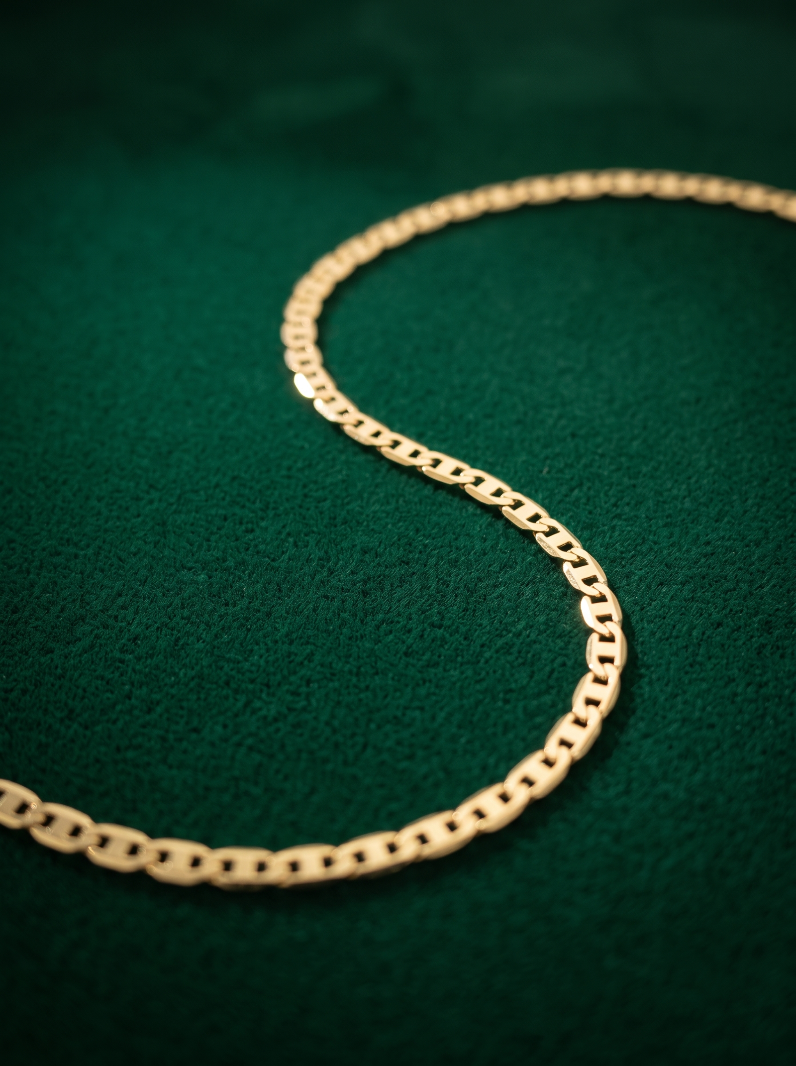 Cadena Escalera en oro 18k, eslabón marino, sobre terciopelo verde